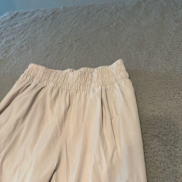 Vuori Womens Cargo Jogger Pants Size Medium Ivory White Drawstring VW4056 - Picture 3 of 12